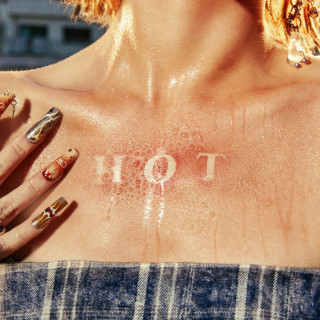 LE SSERAFIM - HOT EP cover
